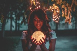 femme qui regarde la lune