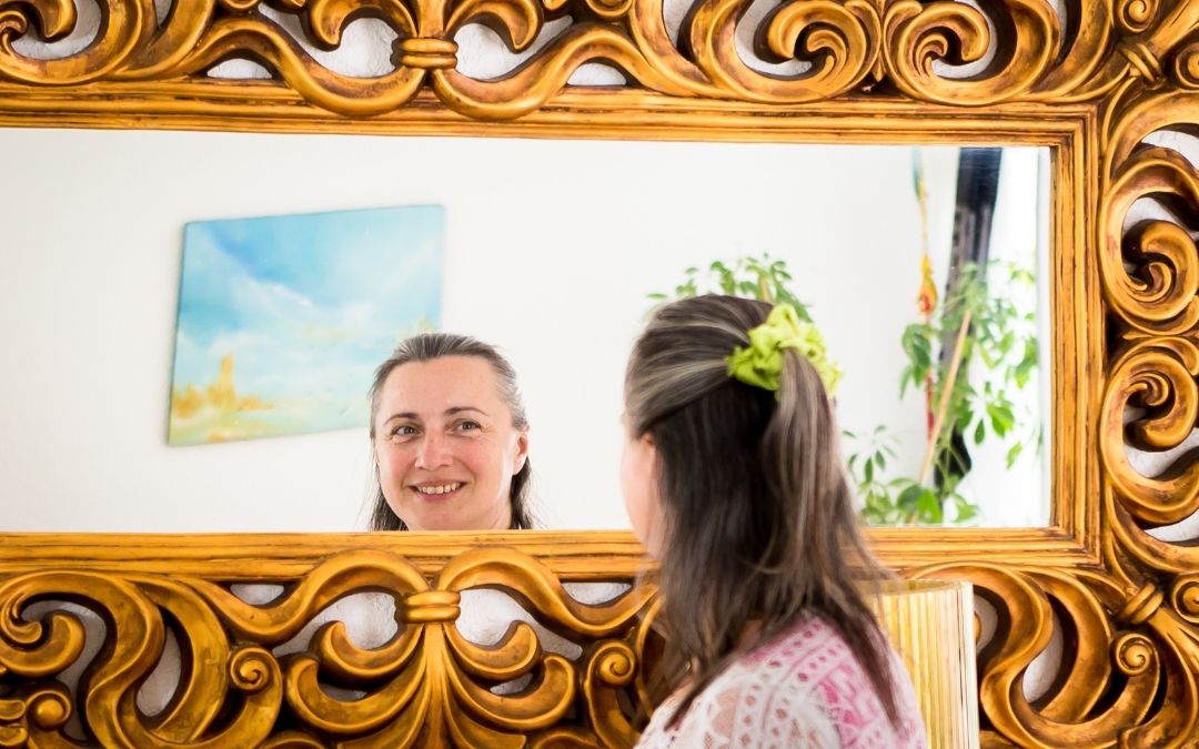 Isabellesoleil Girard dans un miroir
